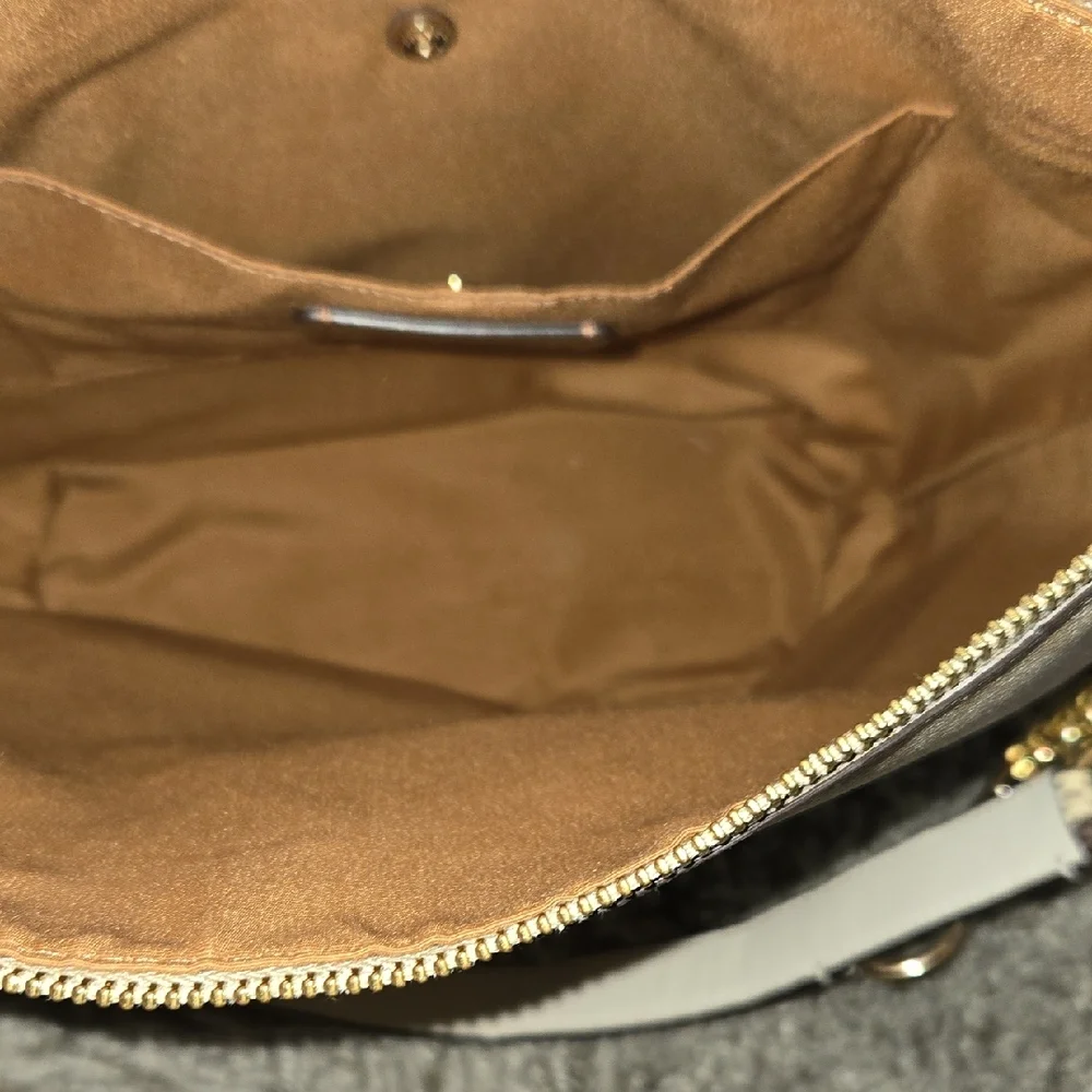 Coach Beige and White Signature Shoulder Bag - Picture 9 of 16